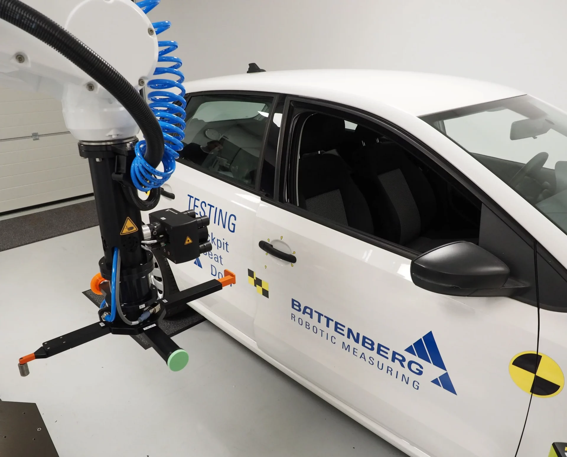 Robotergestütztes Prüfsystem an einem Fahrzeugteststand der Battenberg GmbH – Referenz von PFIF