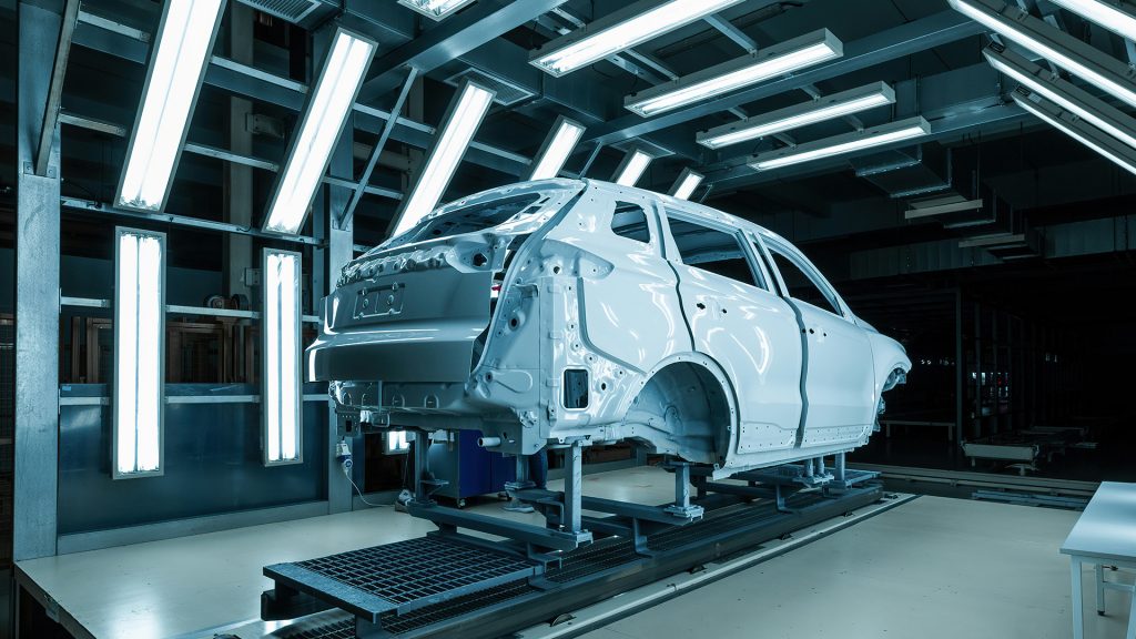 Karosserie bei der Qualitätsprüfung unter industriellen Lichtquellen – Branchenseite Automotiv von PFIF