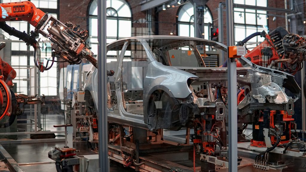 Industrieroboter beim Karosseriebau in der automatisierten Fahrzeugproduktion – Branchenseite Automotive von PFIF