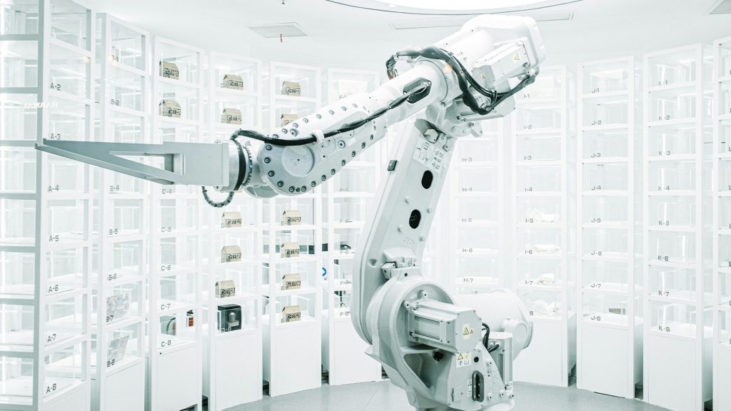 Hightech-Roboterarm in einem modernen, sterilen Laborumfeld – symbolisiert Innovationen und