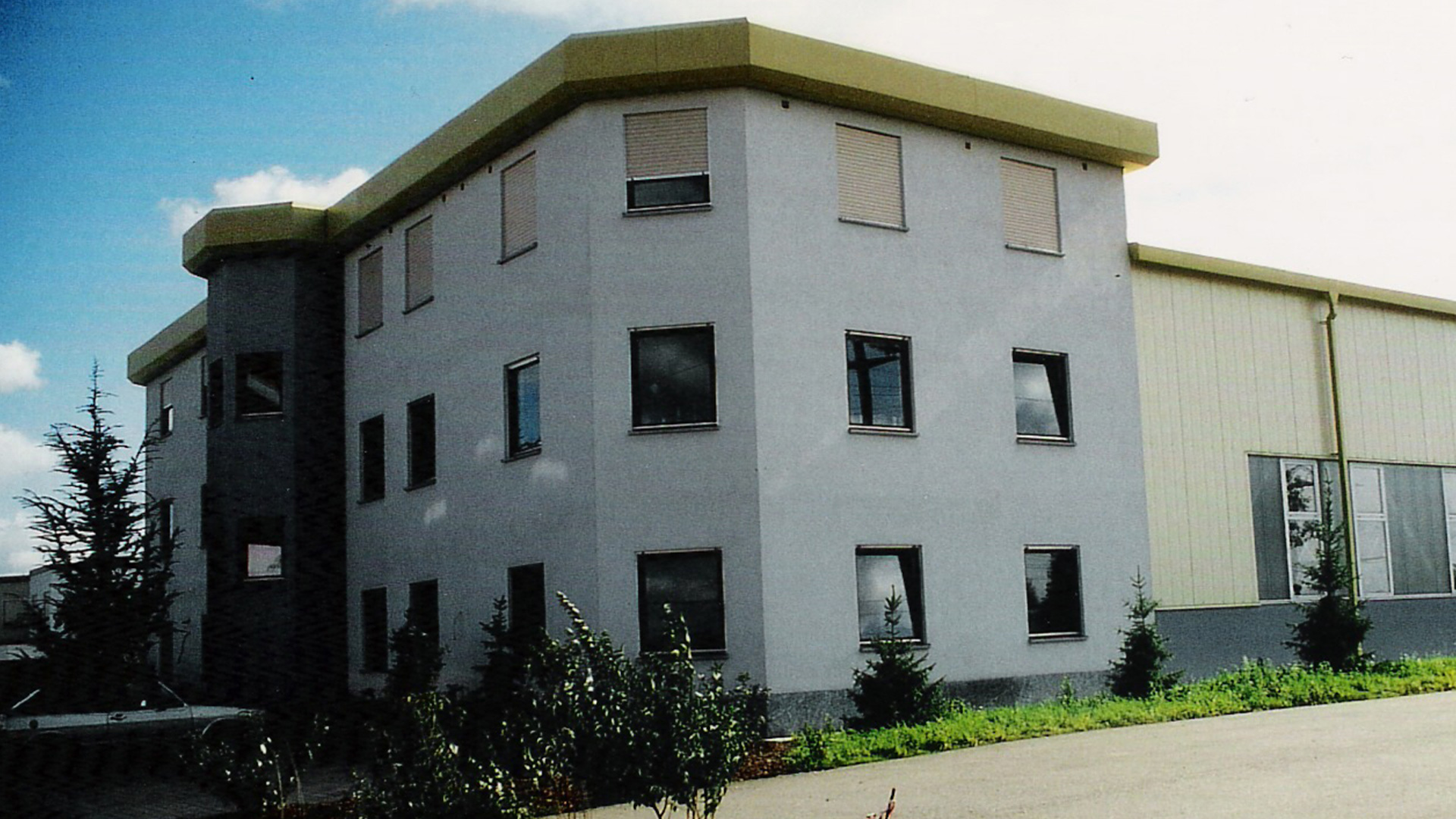 Außenansicht des Firmengebäudes der Rowo Coating GmbH mit Produktionshalle – Referenz von PFIF