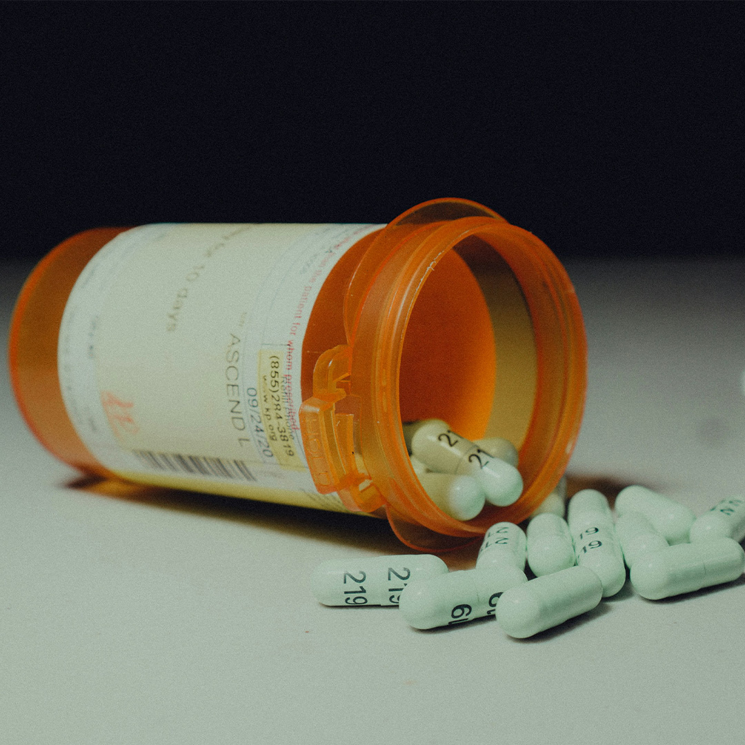 Medikamentendose mit Kapseln – symbolisiert den pharmazeutischen Fokus und den patientenorientierten Ansatz des Projekts Diabkon.