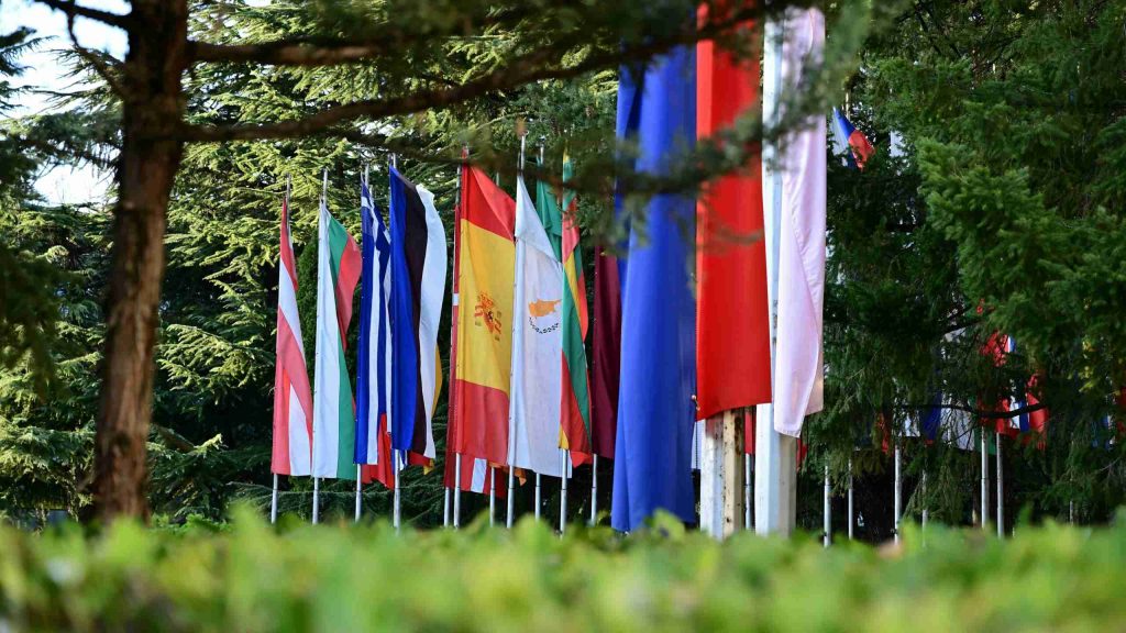 Europäische Flaggen als Symbol für das europäische Förderprogramm Horizont Europe (Horizon Europe).