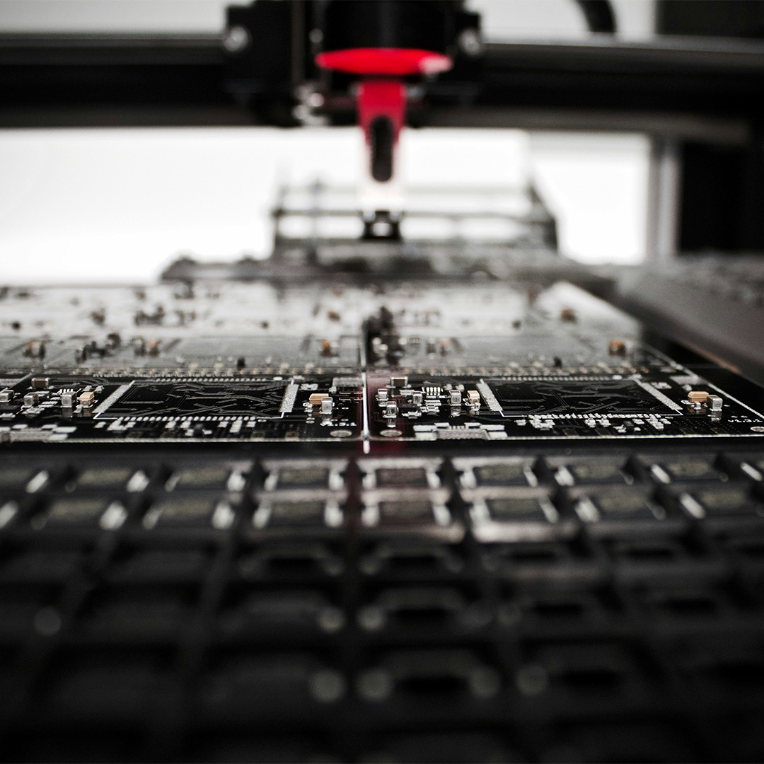 Detailaufnahme einer Leiterplattenfertigung mit Fokus auf präzise Bestückung – symbolisiert die technologische Innovationskraft des KI-EDA Projekts.