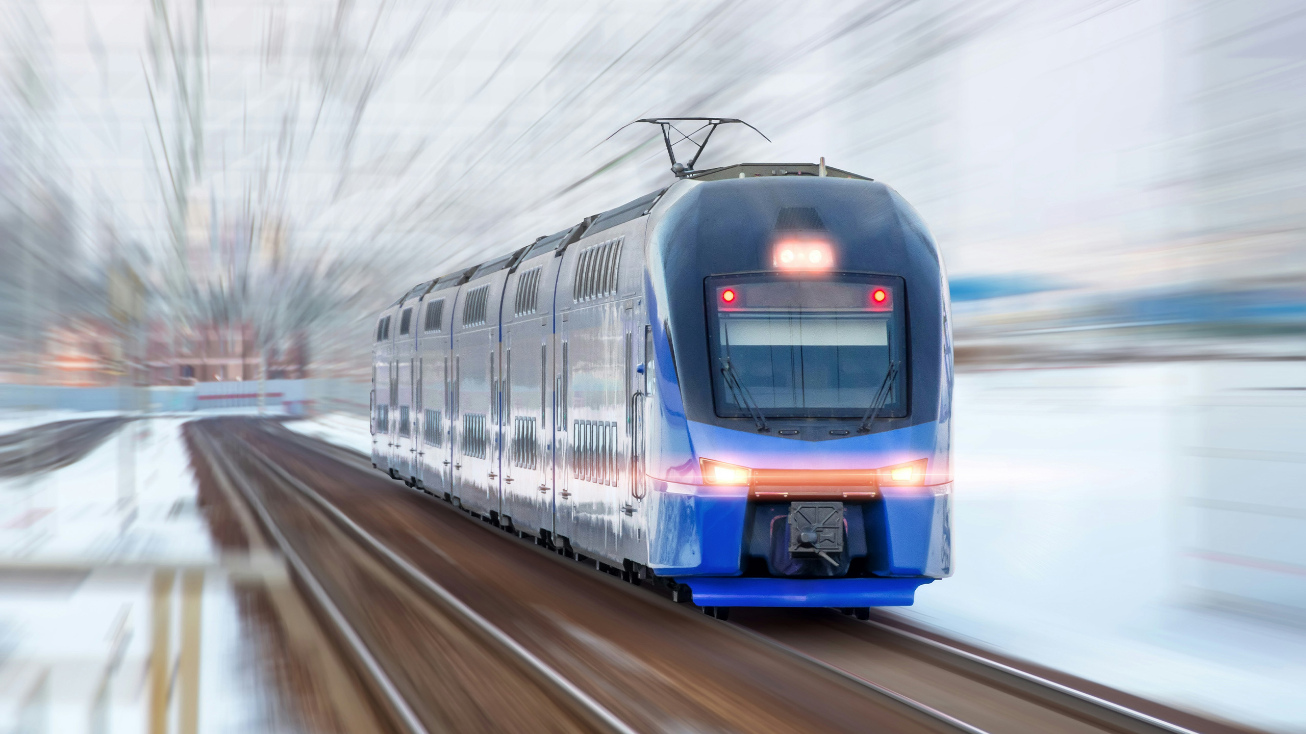 Dynamische Aufnahme eines modernen, schnell fahrenden Zuges – symbolisiert die zukunftsweisenden Mobilitätslösungen von Nextrail.