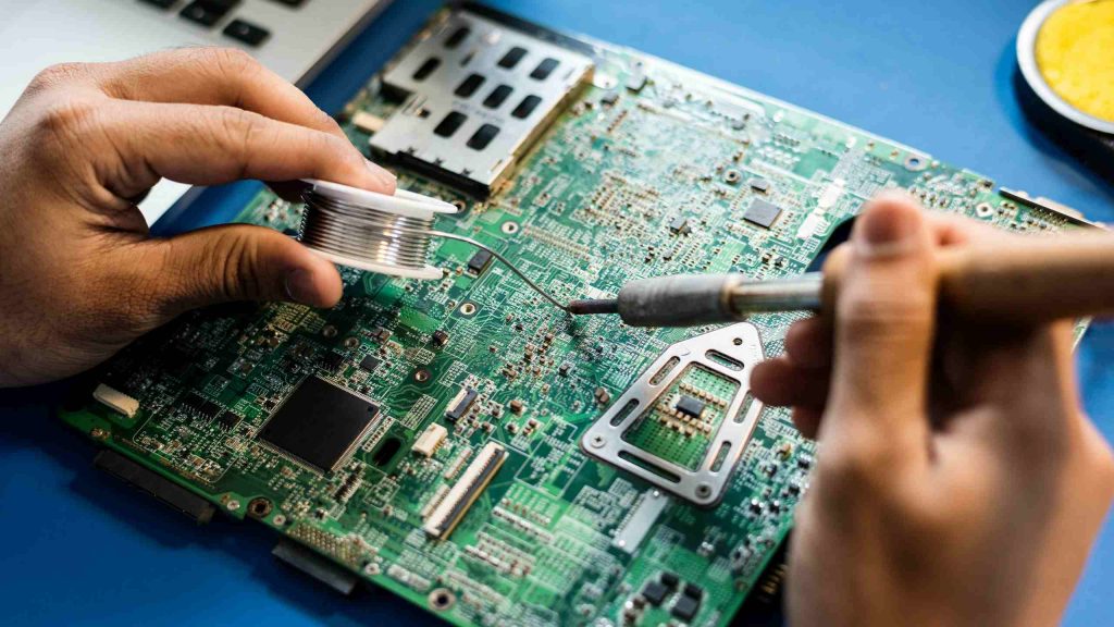 Die nanosystec GmbH entwickelte im Rahmen eines ZIM-Einzelprojekts ein automatisches Laser-Lötverfahren für feinverdrahtete opto-elektronische Bauteile.