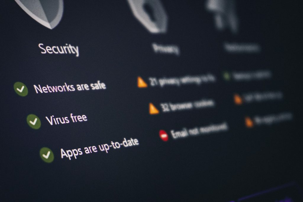 Digitale Sicherheitsübersicht mit geprüften Systemstatus als Beispiel für IT‑basierte Verteidigungsprojekte.