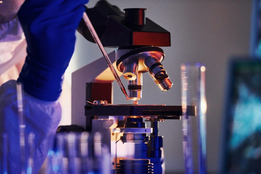 Mikroskopische Analyse einer Laborprobe zur klinischen Validierung medizintechnischer Lösungen unter wissenschaftlich kontrollierten Bedingungen.