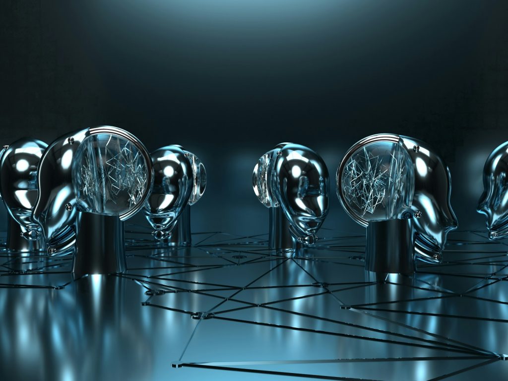 Futuristische Robots4CleanTech-Technologieidee mit mehreren metallischen Roboterköpfen, deren transparente Innenstrukturen vernetzte Daten- und KI-Prozesse visualisieren, vor einem dunklen Hightech-Hintergrund.
