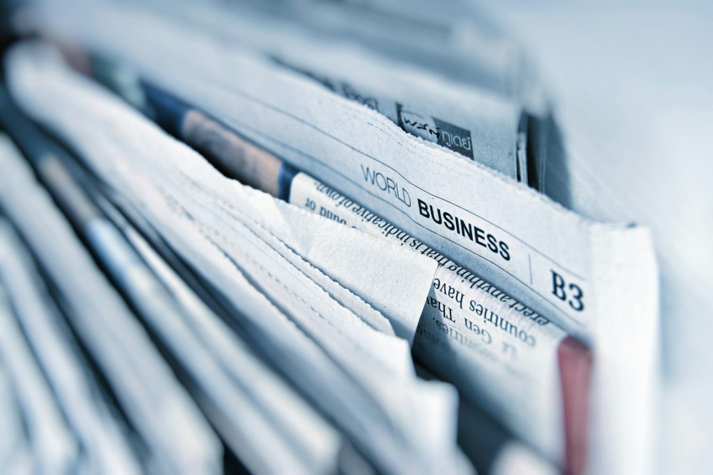 ZIM International Ausschreibung: Zeitungsstapel symbolisiert aktuelle Förderaufrufe, internationale Kooperationen und wichtige Programmneuigkeiten.
