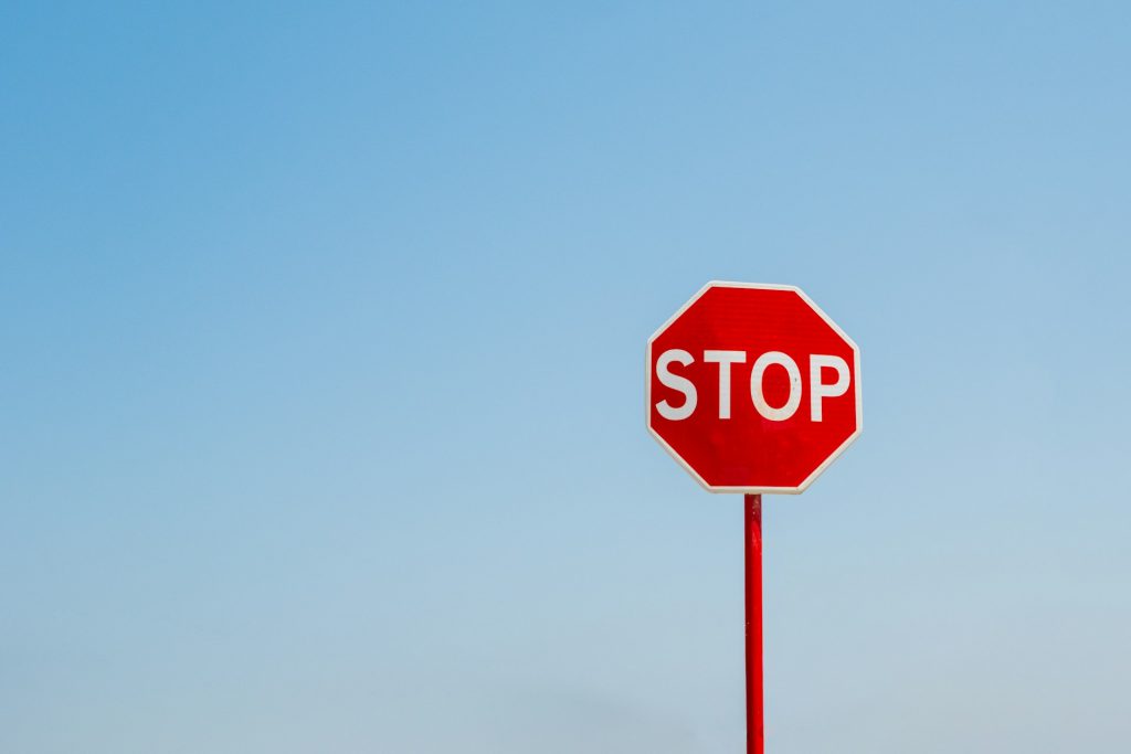 ZIM International: Stoppschild als visuelle Darstellung von Fördergrenzen, Ausschlusskriterien und Antragsrisiken.