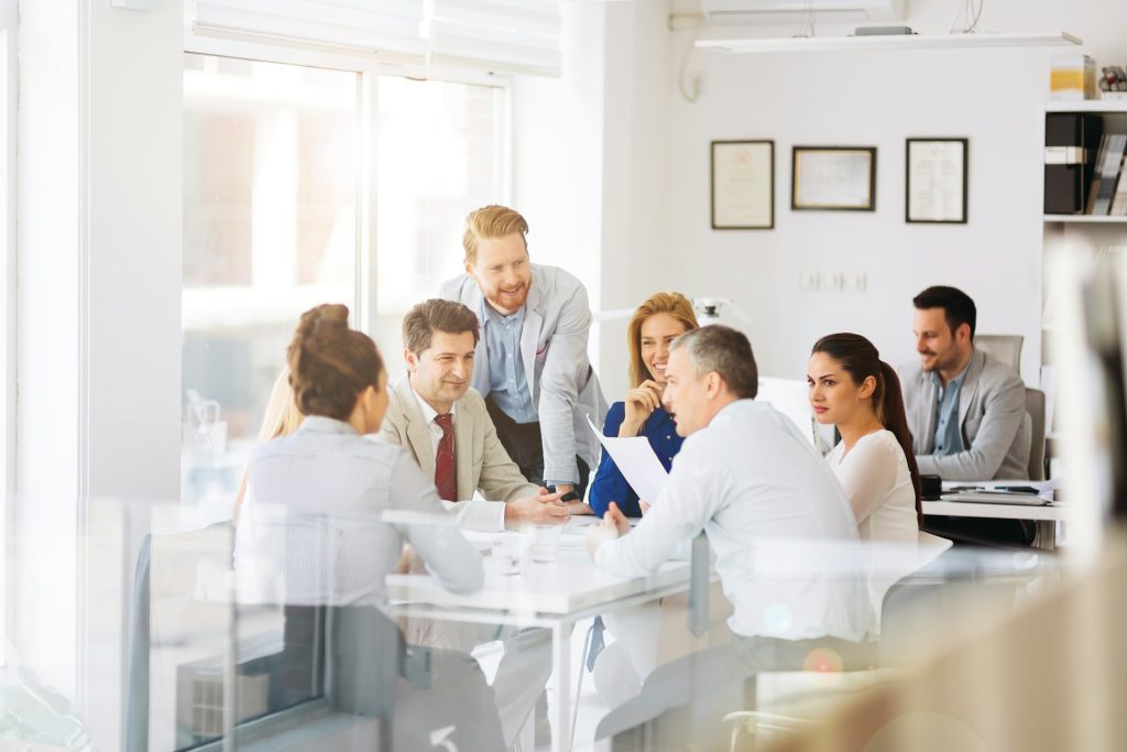 Evaluation Forschungszulage bei einem Unternehmen: Team diskutiert die Ergebnisse von Forschungs- und Entwicklungsaktivitäten zur Bewertung der Förderwirkung und Nutzung der steuerlichen Forschungsförderung.