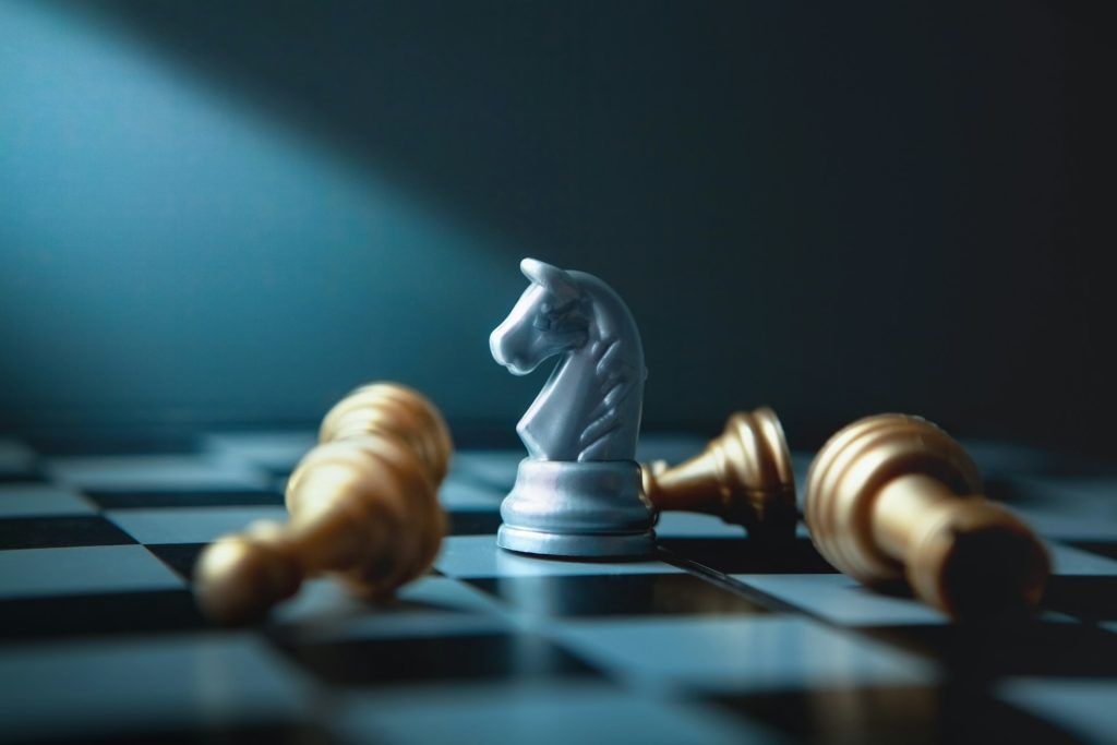 Unternehmen in Schwierigkeiten: Schachfigur als Symbol für strategische Entscheidungen und die Nutzung der Forschungszulage zur Stärkung von Innovationen.