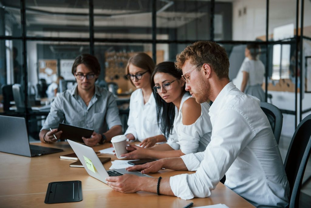 Unternehmen in Schwierigkeiten nutzen die Forschungszulage zur Finanzierung von Forschung und Entwicklung. Team arbeitet an förderfähigen Projektunterlagen.